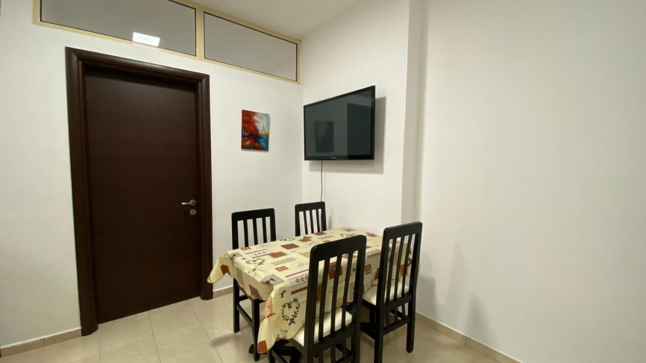 Anna'S Apartament Lushnje Bagian luar foto