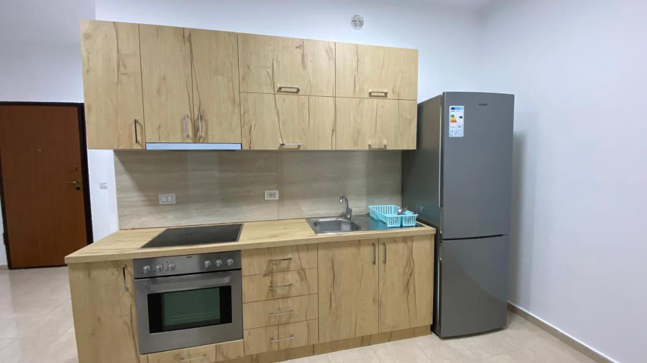 Anna'S Apartament Lushnje Bagian luar foto