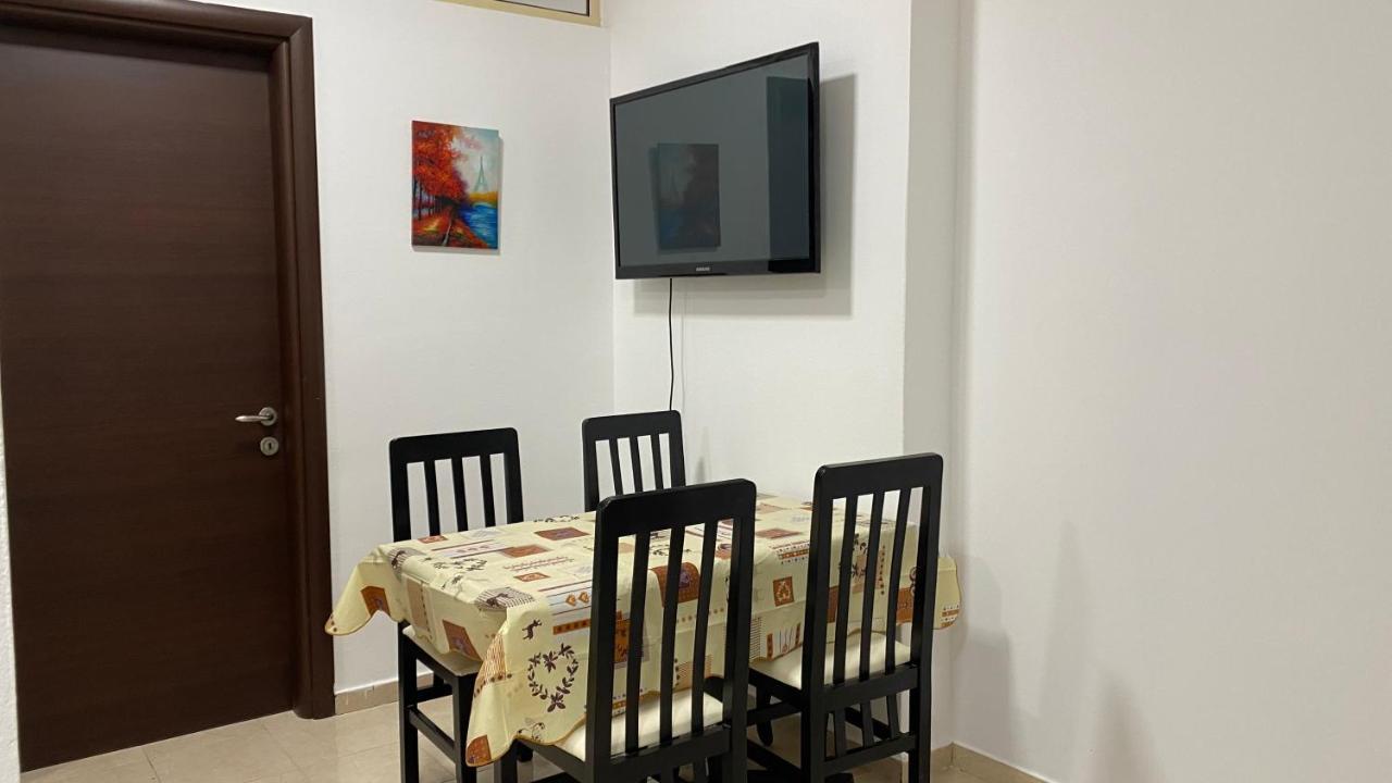 Anna'S Apartament Lushnje Bagian luar foto